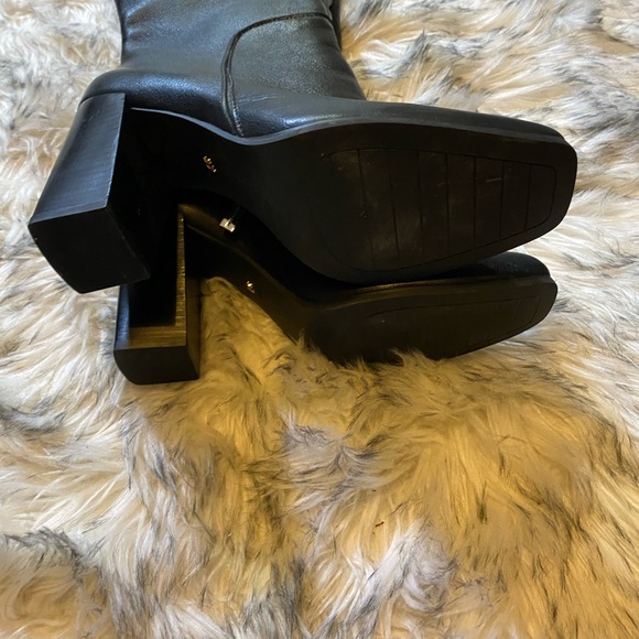 Kenneth Cole Sleek Black Heeled Boots - Picture 4 of 11